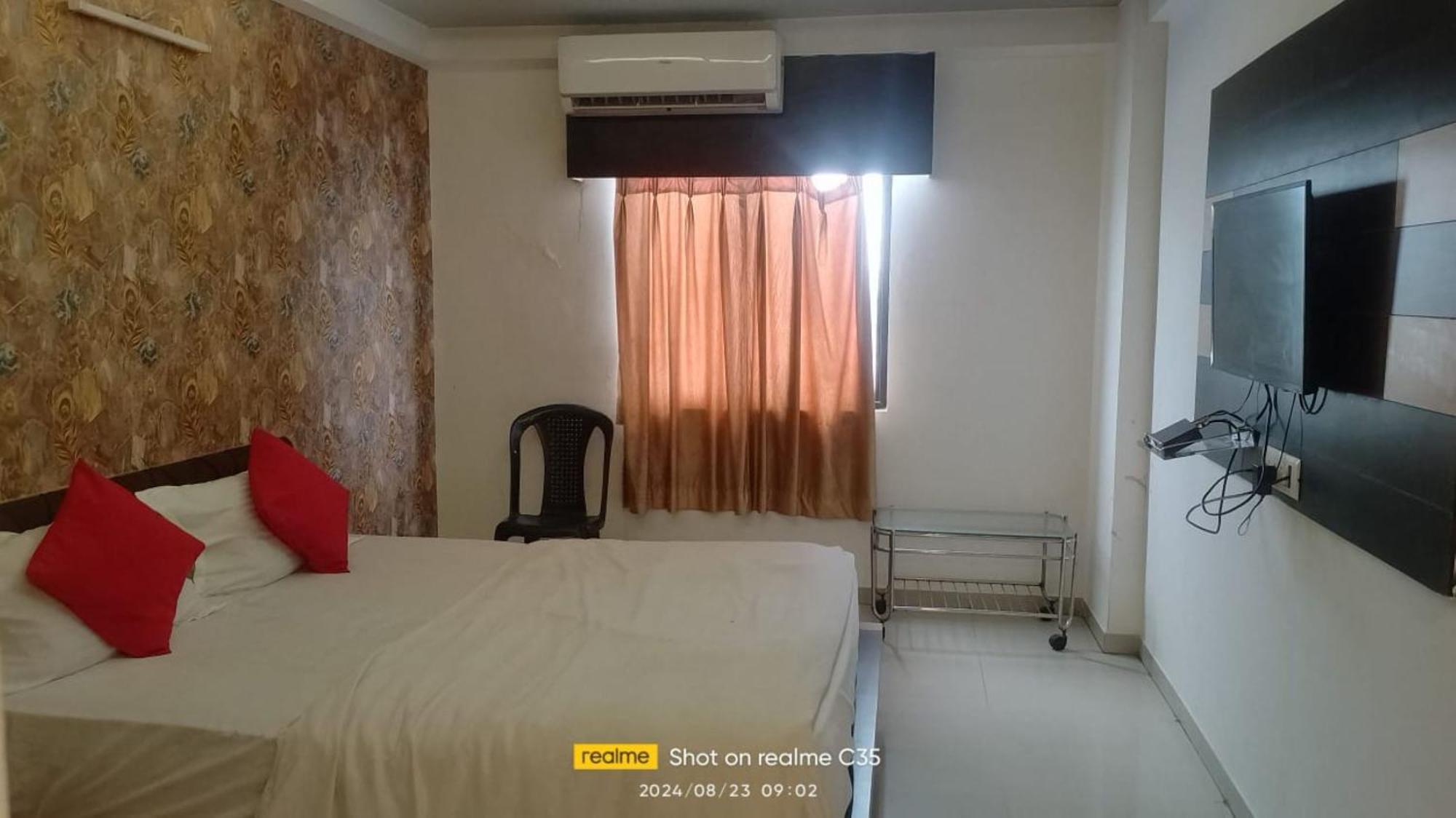 Hotel Paradise -Ahmedabad Exteriör bild