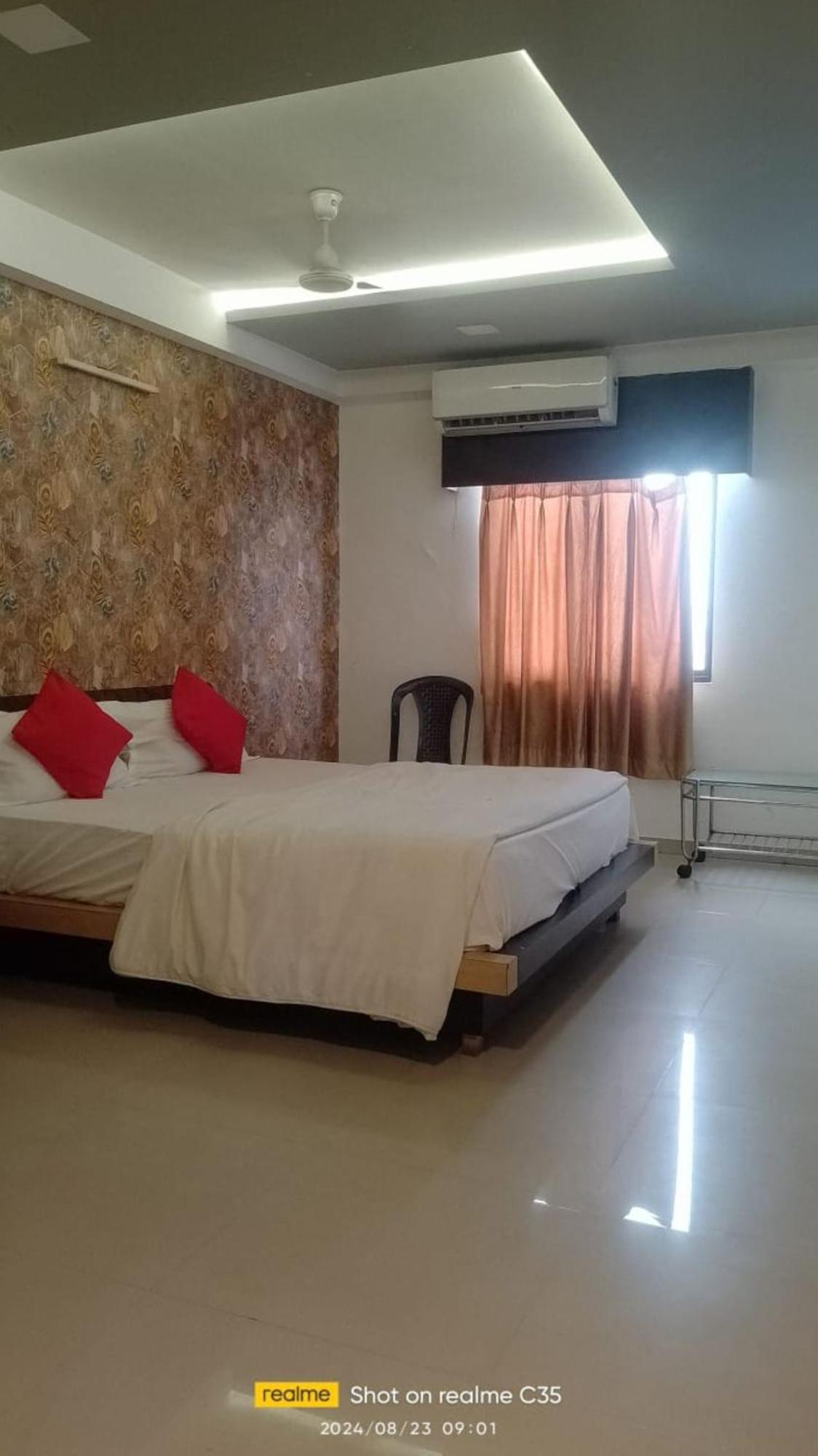 Hotel Paradise -Ahmedabad Exteriör bild