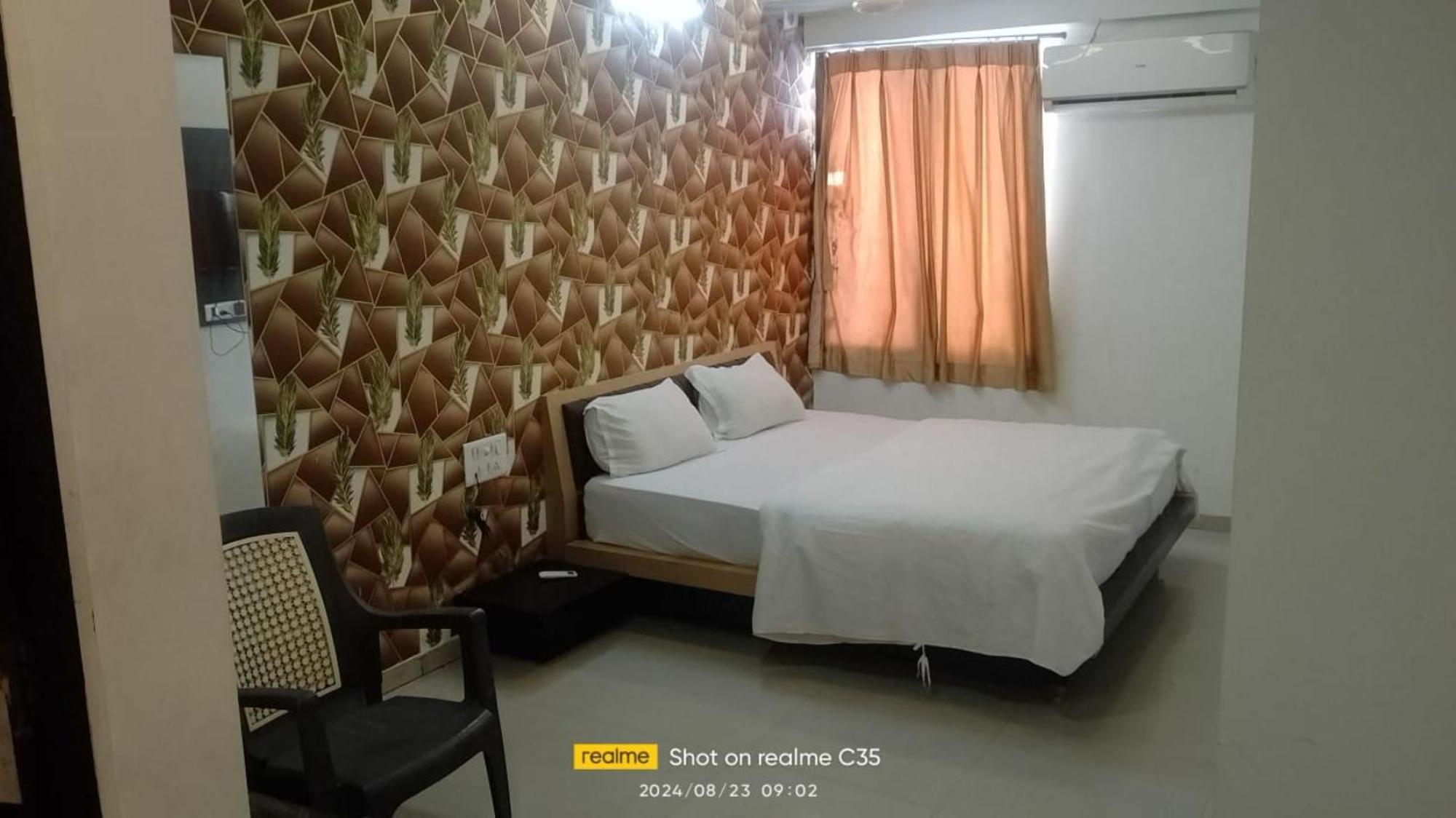 Hotel Paradise -Ahmedabad Exteriör bild