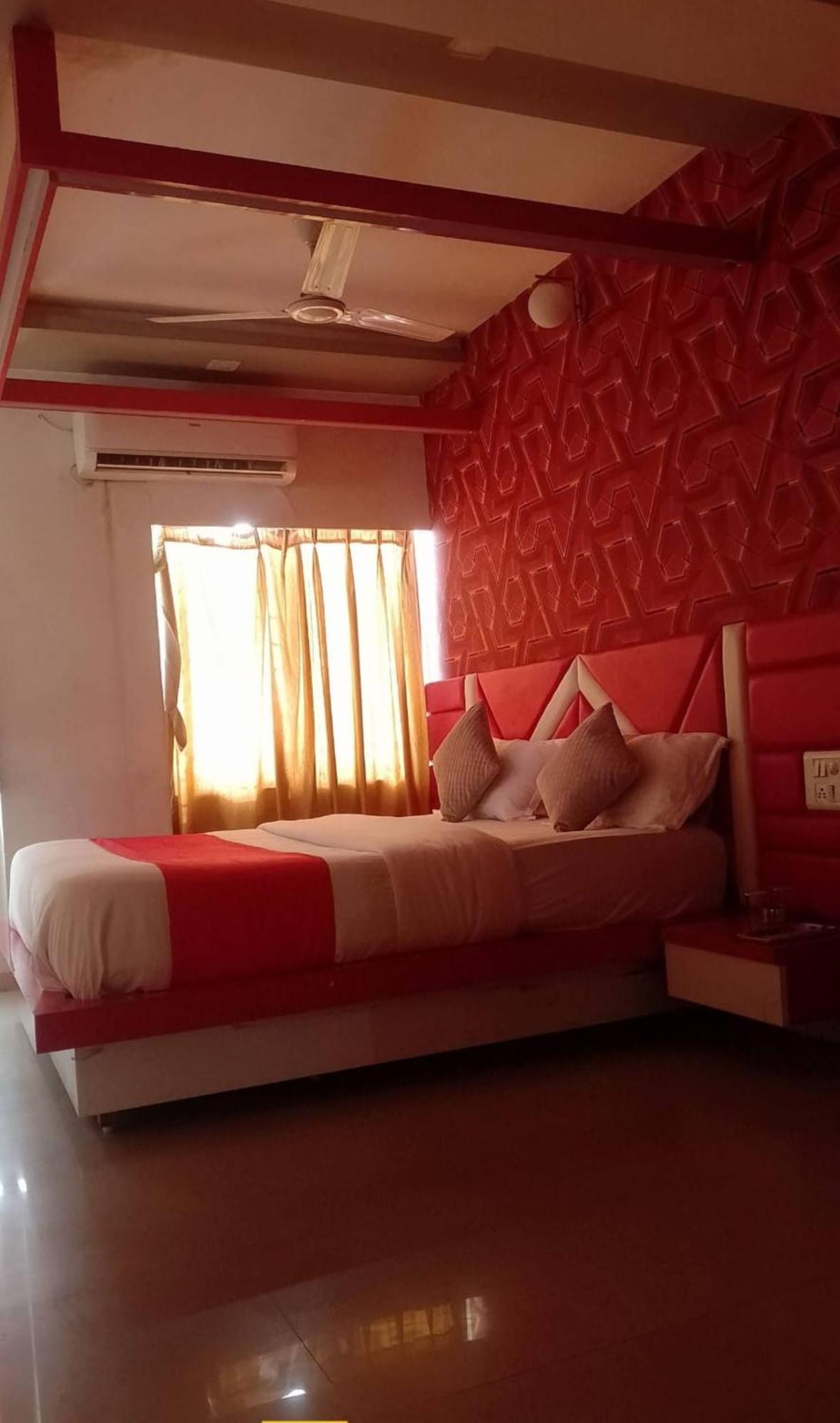 Hotel Paradise -Ahmedabad Exteriör bild